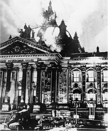 Кристер Йоргенсен - Гитлеровская машина шпионажа. Военная и политическая...