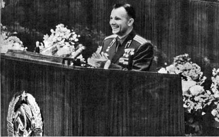 Юрий Гагарин - Вижу Землю