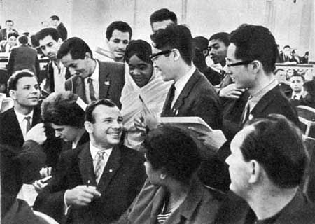 Юрий Гагарин - Вижу Землю