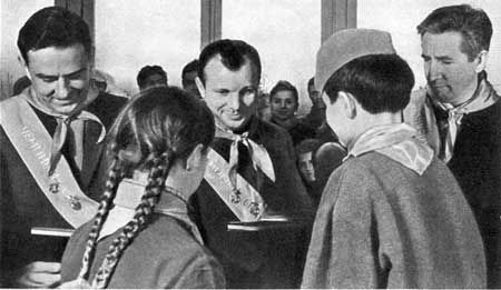 Юрий Гагарин - Вижу Землю