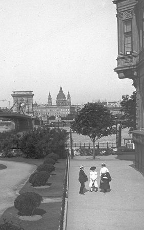 Анна Чайковская - Триумф красной герани. Книга о Будапеште