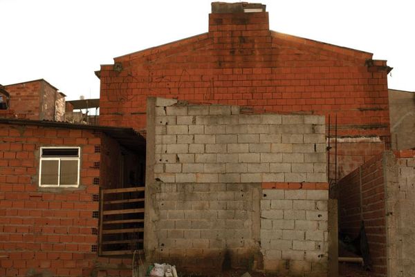 Джастин Макгирк - Город на грани: поездка по окраинам Сан-Паулу