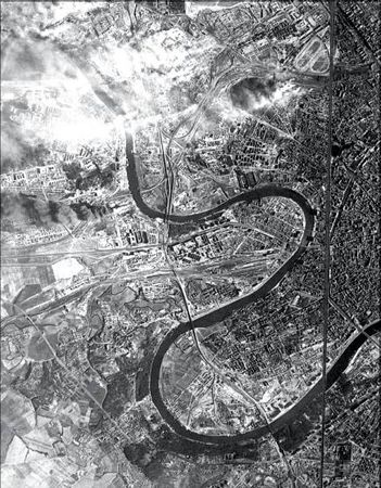 Михаил Зефиров, Н. Баженов и др. - Свастика над Волгой. Люфтваффе против...